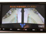 さらに、左右側面カメラも装備しています。駐車枠や隣のクルマなど周囲との位置関係がよくわかり、駐車しやすいですよ。運転席からは目視できない助手席側の側面も見えますので、路肩に幅寄せする際なども安心です。
