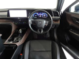革巻きステアリングで快適な操作性の運転席です。