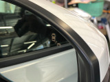 【ブラインドスポットインフォメーション】走行中に、斜め後ろの車を検知すると、ドアミラーのマーク点灯にてお知らせします。