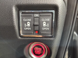 左右両側パワースライドドアが付いています。ワンタッチで簡単にお子様でも、お年寄りの方でも、開閉できますからとても便利です。キーレスや車内スイッチでも自動でドアの開閉ができます。