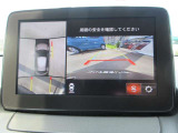 車両の前後左右にある4つのカメラを合成することで、まるでご自身のクルマを空から見ているような俯瞰での映像を映し出してくれます。バック時ももちろんのこと、前進時に視界の悪い交差点でも役に立ちますね。
