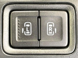 【両側パワースライドドア】スマートキーや運転席のスイッチで後席両側スライドドアの開閉が可能♪電動だから力を入れてドアを開ける必要が無く、小さなお子様でも簡単に開け閉めでき快適です♪