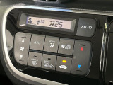 【オートエアコン】一度お好みの温度に設定すれば、車内の温度を検知し風量や温度を自動で調整。暑い&hellip;寒い&hellip;と何度もスイッチ操作をする必要はありません。快適な車内空間には必須の機能ですね♪