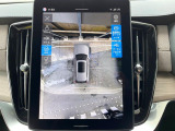 【360&deg;ビューカメラ】4台の高解像度カメラで360度の鳥瞰図を表示。隣の車や壁、死角にある障害物などを画面で確認できるため、狭いスペースでの駐車・出入りも安心です。