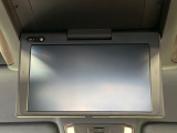 【12.8型フリップダウン】大画面モニターで後席でもエンタメをお楽しみいただけます。家族や友人とお出かけする機会が多い方に大人気です♪