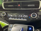 【オートエアコン】一度お好みの温度に設定すれば、車内の温度を検知し風量や温度を自動で調整。暑い&hellip;寒い&hellip;と何度もスイッチ操作をする必要はありません。快適な車内空間には必須の機能ですね♪