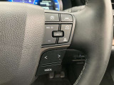 前方の車との車間を設定し、スピードを上げたり緩めたりを自動で行ってくれる追尾式の「レーダークルーズ」。上級装備の一つです!高級車にしかつかない嬉しい機能です。
