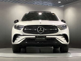 フロントグリル中央に大きく輝くスリーポインテッドスター。メルセデスベンツならではのステータスを強く感じる事ができます
