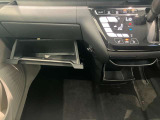 車検証入れになどにも使える便利な収納BOXあります。