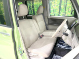 運転席まわりには十分なスペースがあり、大柄な方でもゆったり運転していただける環境です。