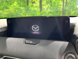 【12.3インチマツダコネクト】車内の雰囲気にマッチした大型ディスプレイ。スマホ接続でのナビ使用やBluetooth再生等、様々な機能が楽しめます。直感的なダイヤル操作が可能で、使い勝手も良好です。