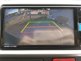 車載ナビゲーションのバックカメラ映像表示状態を正面から捉えたカットです。リヤカメラ作動時のガイド線表示や、現在の液晶パネルの発光コンディションをご確認ください。