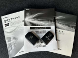 メンテナンスノート、取扱説明書ですね。 車の情報が凝縮されています。 車の整備記録が記載されている大事な物ですよ。