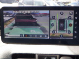 人やクルマがどこから現れるか不安!そんな混雑する駐車場などで、周辺の状況が直感的にわかる立体的映像を表示。クルマの周囲がぐるっと見えるので、安心して発進できます。