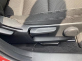 運転席は、大きなレバーで上下に調整できます。