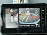 自車を真上から見下ろすように映し出すので周囲の状況が分かるアラウンドビューモニター搭載。フロントカメラとしても使用できます。車庫入れなど苦手な人の頼りになる助っ人です。