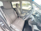 運転席まわりには十分なスペースがあり、大柄な方でもゆったり運転していただける環境です。