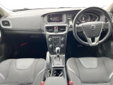 V40 D4モメンタム 入庫です!シートヒーターや純正ナビなどの快適装備が盛り沢山♪もちろんボルボが誇る安全装備も多数搭載されています!!
