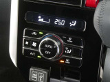 【オートエアコン】車内温度を感知して自動で温度調整をしてくれるのでいつでも快適な車内空間を創り上げます!どの席に座っても快適なドライブが楽しめます♪