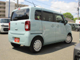 右斜め後ろからの特徴的なフォルム。狭い路地裏でも運転しやすそうな小回りが利くコンパクトボディ♪