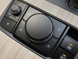 「MAZDAコネクト」コマンダー部 手元を見ることなく操作出来るように左手を自然に降ろした位置に設置。シンプルで使いやすく、機能を覚えやすいボタン配置になっています。
