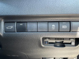 【 パワーバックドア 】荷物を抱えた状態でもスイッチ操作によるリアゲートの開閉が可能です☆お買い物時やアウトドアの際に役立ちますね♪//