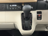 CVT車のセレクトレバーです。低速から高速まで、変速ショックのないスムーズな走りと、エンジン効率のよい領域を維持して燃費にも貢献します。サイドブレーキはスイッチ操作の電子制御パーキングブレーキ。