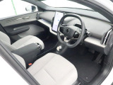 運転席シート廻りは使用感も少なく、良好な状態となっています。前オーナー様が丁寧に使っていたことがよくわかりますね。