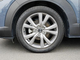 18インチ純正アルミホイールを装備。タイヤサイズは215/55R18となります。