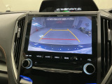 リバースギアに入れるだけで後方の表示へ切り替わります。夜間や雨の日の駐車も楽になりますよ。