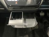 ミニテーブルとしてもカップホルダーとしても使用できる2WEY仕様です!使用しないときは収納できるのでスマートな車内空間を維持できます♪