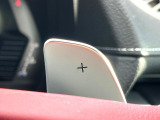 【パドルシフト】ハンドルから手を離さずに素早くシフトアップ&ダウンができるので、エンジンブレーキを使う下り坂や高速道路の合流で加速したい場面で役立ちます。