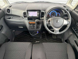 運転席廻りの画像です。操作スイッチ類もキレイな状態です。専門のスタッフが内外装を清掃・きめ細かい箇所までクリーニングしています