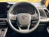 インテリアに合わせたデザインのステアリングは、運転される方のことも考え、運転しやすい形状、大きさです。是非一度、実際に触ってお確かめください。
