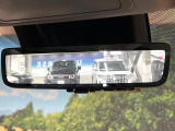 【デジタルインナーミラー】後席の大きな荷物や同乗者で後方が確認しづらい時でも安心!カメラが撮影した車両後方の映像をルームミラー内に表示。クリアな視界で状況の確認が可能です!