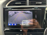 【バックモニター】後方の障害物や歩行者を確認できるバックモニター。狭い駐車場や混雑した場所でも安心して車を操作できます。