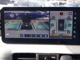 人やクルマがどこから現れるか不安!そんな混雑する駐車場などで、周辺の状況が直感的にわかる立体的映像を表示。クルマの周囲がぐるっと見えるので、安心して発進できます。