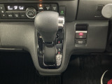 オートマチックシフトレバーは、手になじみ操作しやすい形状で安全運転にもつながります♪