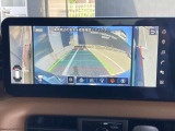 車両前方と左右両方が確認でき、狭い道での接触防止をサポートしてくれるサイドビュー。