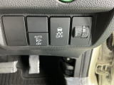VSA(横滑り抑制)は滑りやすい路面・カーブを走っている時に起こりがちな横滑りをコンピューター制御で抑制し、運転にゆとりをもたらします