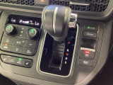 インパネシフトを採用しているので、前席の足元も広々としています。運転席と助手席の行き来もスムーズです!