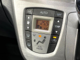 【オートエアコン】一度お好みの温度に設定すれば、車内の温度を検知し風量や温度を自動で調整。暑い&hellip;寒い&hellip;と何度もスイッチ操作をする必要はありません。快適な車内空間には必須の機能ですね♪