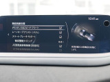 こちらのお車には先進安全装備が多数搭載されています。衝突被害を回避あるいは軽減するためのブレーキや、後方死角からの接近警報、車線逸脱を防止する警報装置など、詳しくはスタッフまでお尋ねください。