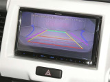 【バックカメラ】駐車時に後方がリアルタイム映像で確認できます。大型商業施設や立体駐車場での駐車時や、夜間のバック時に大活躍!運転スキルに関わらず、今や必須となった装備のひとつです!