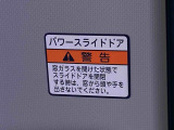 見た目が大事!な外装はぴかっとキレイに磨いており、経年のくすみもよみがえっております。ヘッドライトやドア周辺を磨く際にはマスキングテープを使用して保護しながら丁寧に作業をしております。
