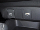 【POWEROUTLET】12V電源ソケットを設置しております。周辺機器の充電にご利用頂けます。便利なUSBジャックも付いています。