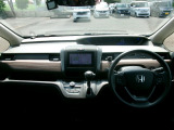 大きなフロントガラスで広々とした視界の運転席まわりです。