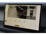 車の周囲360&deg;のオーバーヘッドビューをタッチスクリーンに表示。同時にいくつかのビューを映し出し、タッチスクリーンの表示と音で障害物との距離をお伝えします。駐車の苦手な方も安心の機能です。