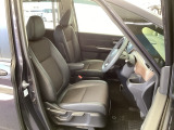 フロント広々、セパレートシートの運転席は、ハイトアジャスターが付いているので、快適にドライブができます。ハンドルはテレスコピック機能で、ハンドル位置を上・下・手前・奥に調節できます。