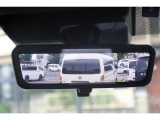後続車両の確認が可能なデジタルインナーミラーを完備!